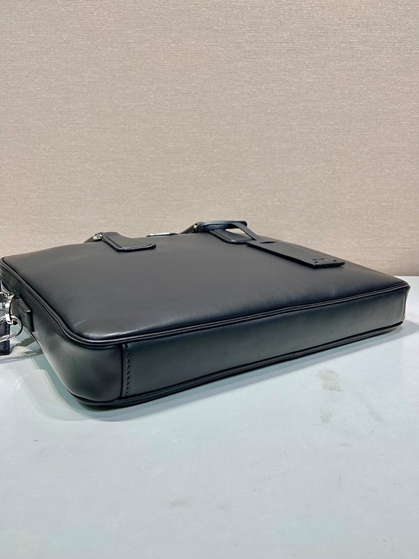 프라다 네임 태그가 있는 가죽 브리프 케이스 백 [매장가 540만원대]