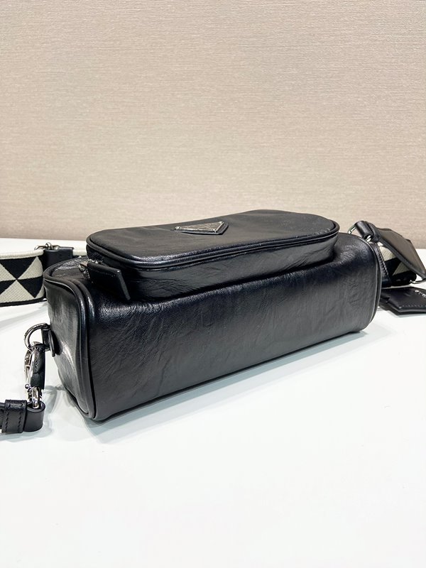 프라다 나파 앤티크 가죽 멀티 포켓 숄더백 [매장가 460만원대]