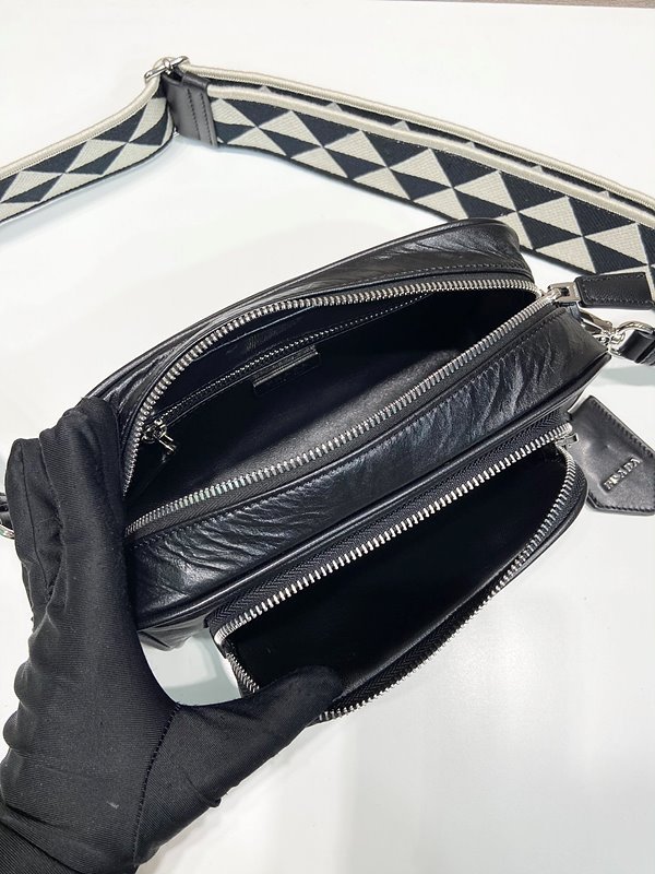 프라다 나파 앤티크 가죽 멀티 포켓 숄더백 [매장가 460만원대]