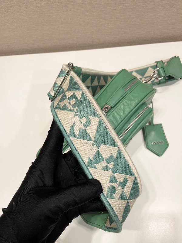 프라다 나파 앤티크 가죽 멀티 포켓 숄더백 [매장가 460만원대]