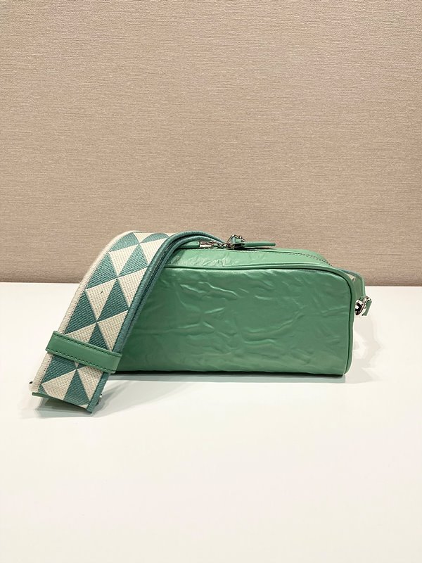 프라다 나파 앤티크 가죽 멀티 포켓 숄더백 [매장가 460만원대]