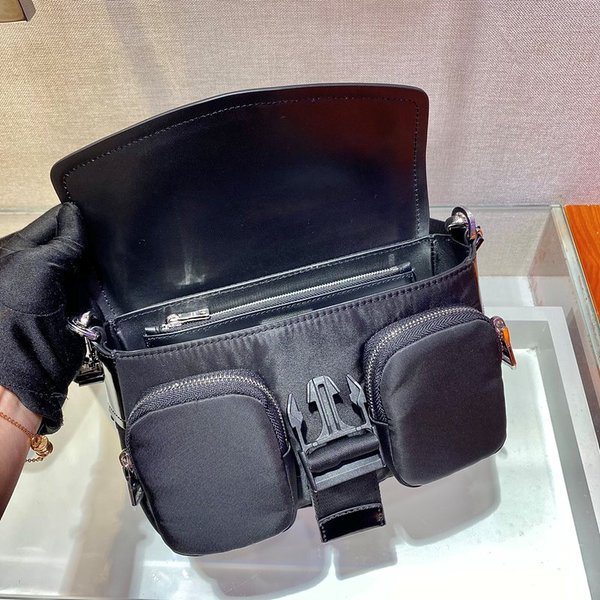 프라다 나일론 및 브러시드 가죽 숄더백 [매장가 350만원대]