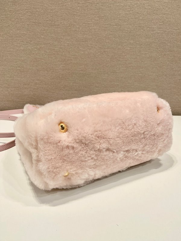 프라다 갤러리아 시어링 토트백 [매장가 550만원대]