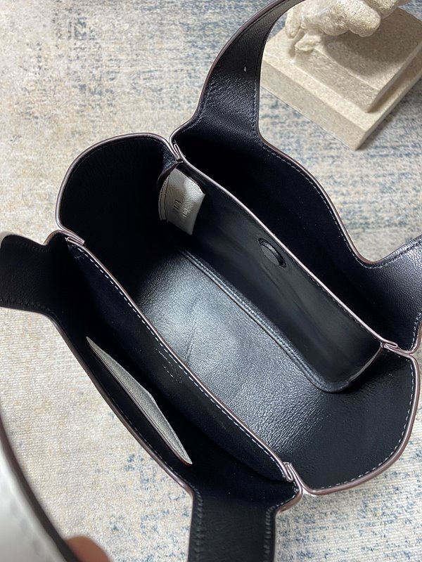 프라다 가죽 핸드백 [매장가 370만원대]