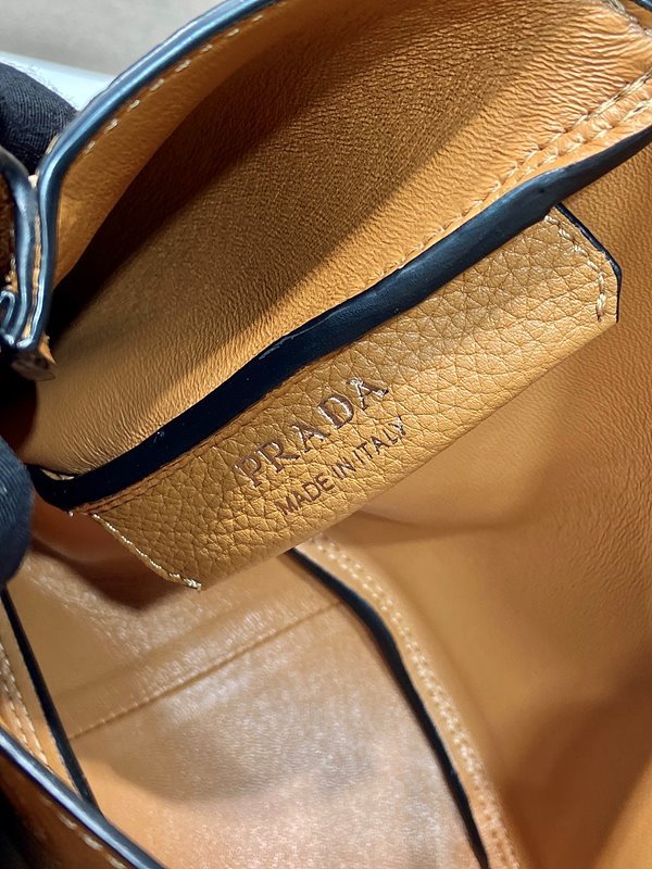 프라다 가죽 핸드백 [매장가 370만원대]