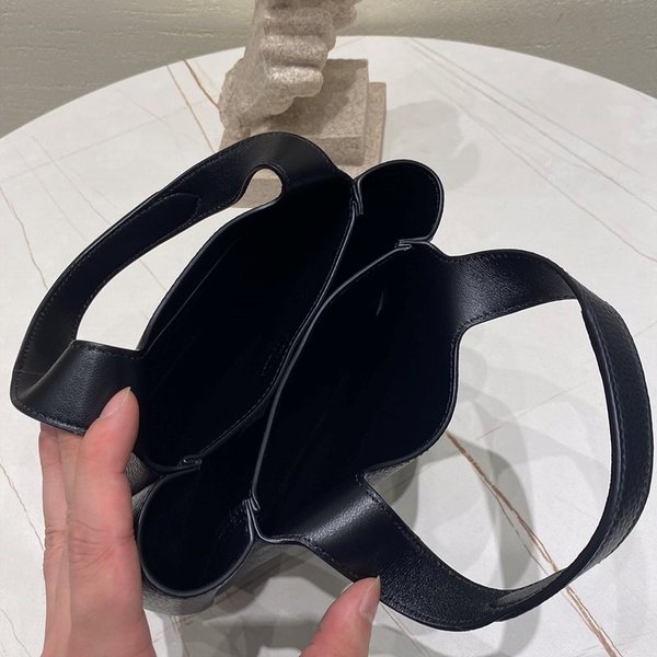 프라다 가죽 핸드백 [매장가 370만원대]