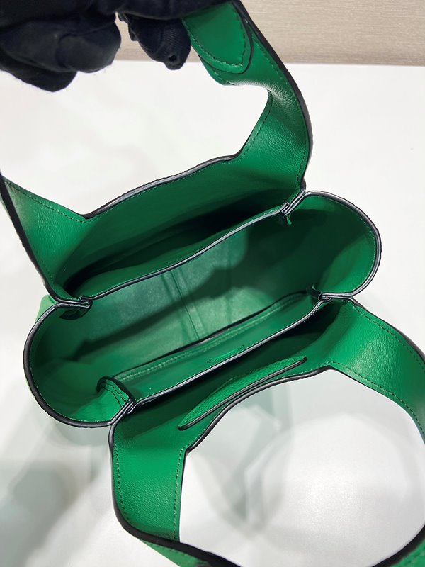 프라다 가죽 핸드백 [매장가 370만원대]