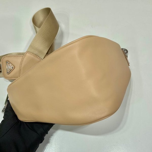 프라다 가죽 트라이앵글 숄더백 [매장가 320만원대]