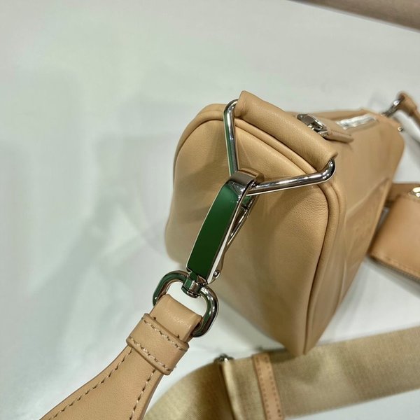 프라다 가죽 트라이앵글 숄더백 [매장가 320만원대]