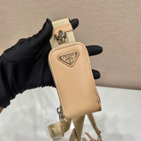 프라다 가죽 트라이앵글 숄더백 [매장가 320만원대]