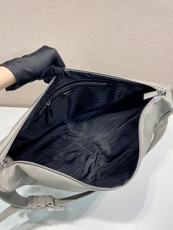 프라다 가죽 트라이앵글 백 [매장가 425만원대]