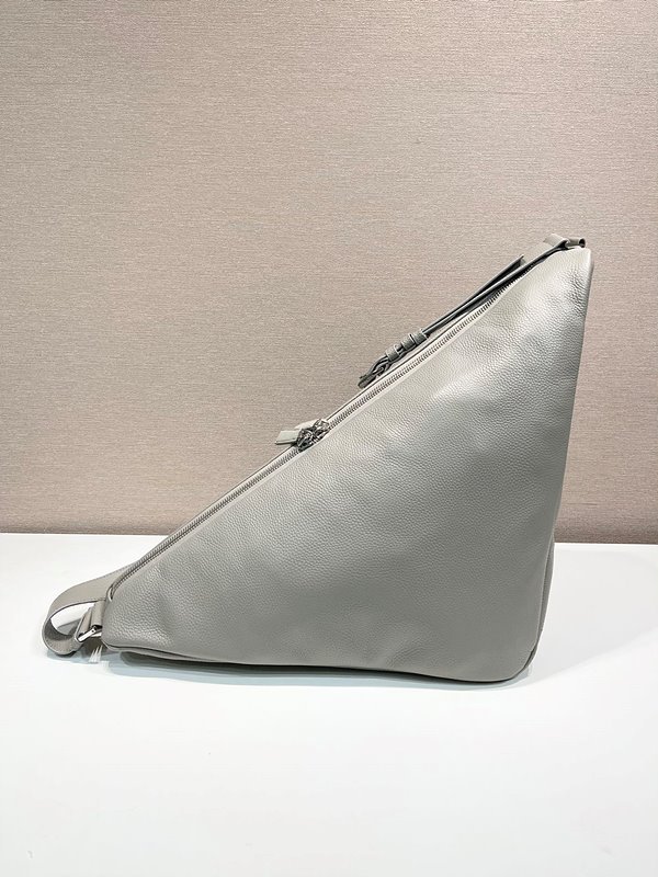 프라다 가죽 트라이앵글 백 [매장가 425만원대]