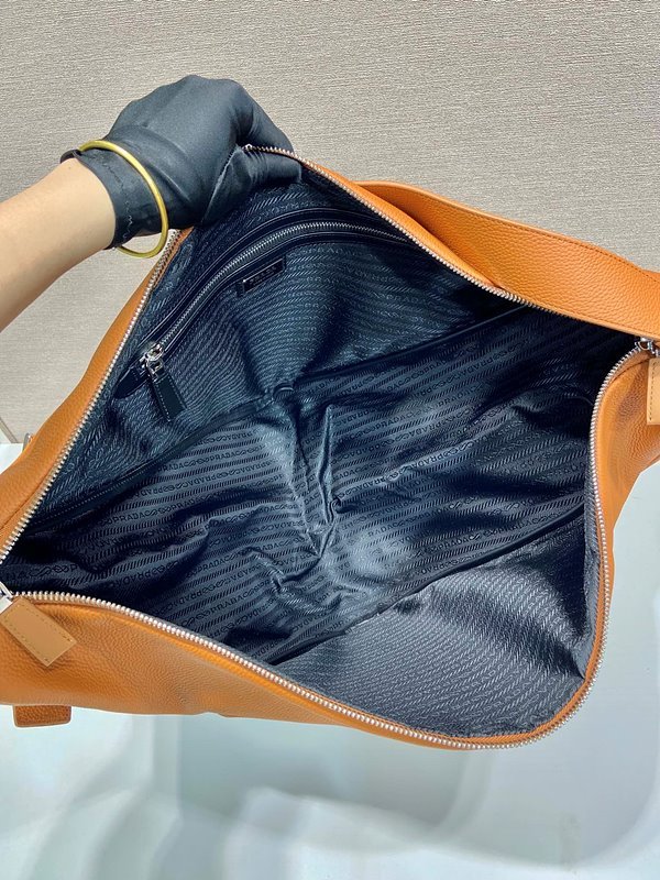 프라다 가죽 트라이앵글 백 [매장가 425만원대]