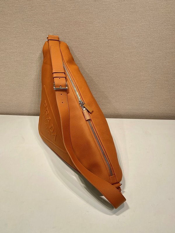 프라다 가죽 트라이앵글 백 [매장가 425만원대]