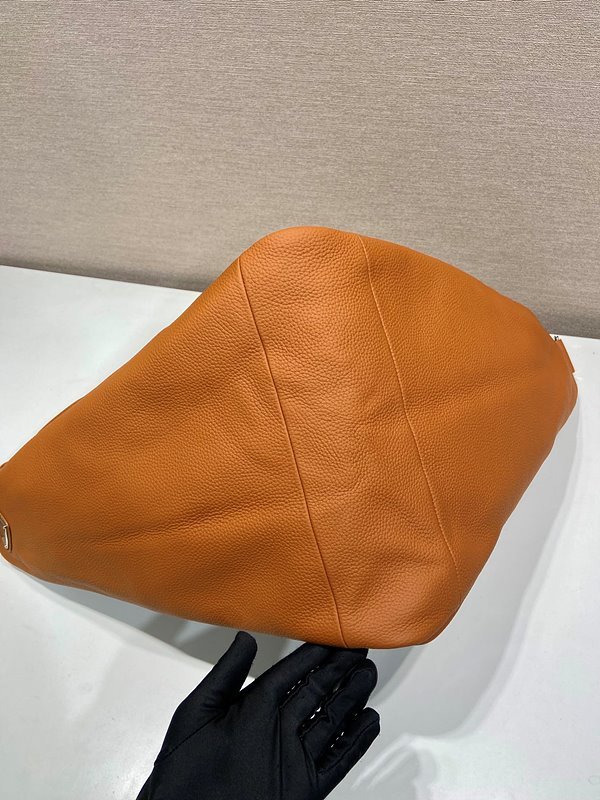 프라다 가죽 트라이앵글 백 [매장가 425만원대]