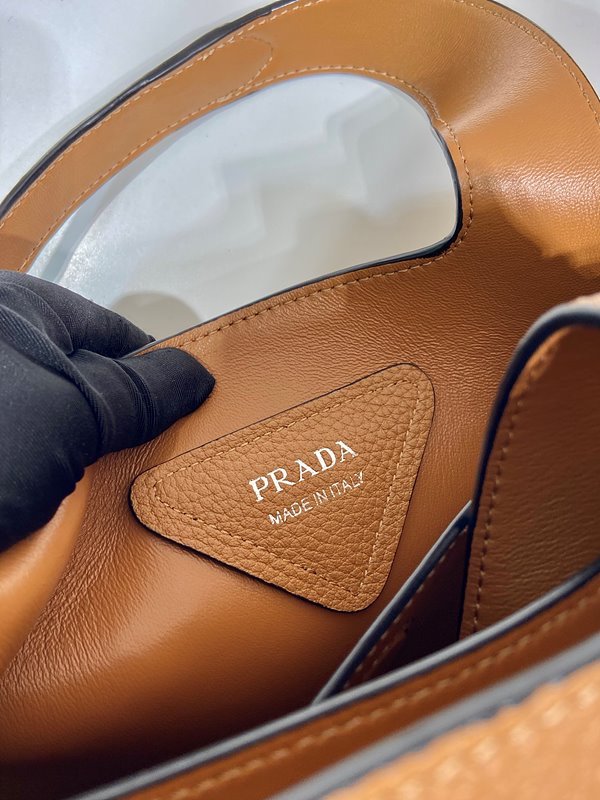 프라다 가죽 토트백 [매장가 425만원대]