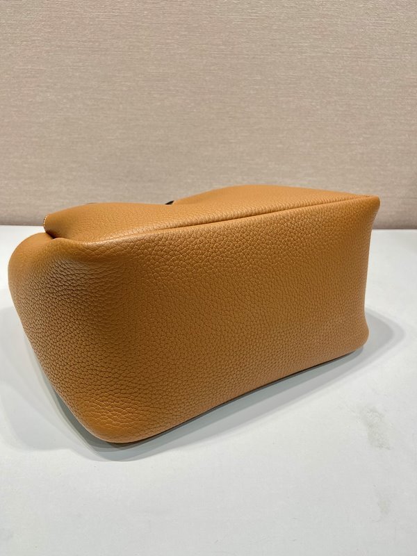 프라다 가죽 토트백 [매장가 425만원대]