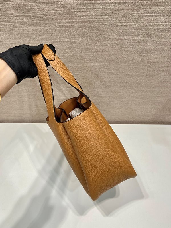 프라다 가죽 토트백 [매장가 425만원대]