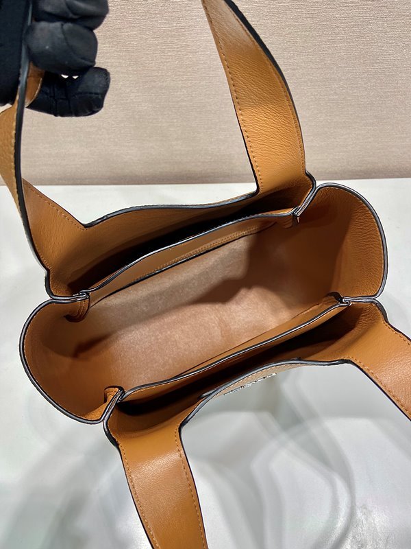 프라다 가죽 토트백 [매장가 425만원대]