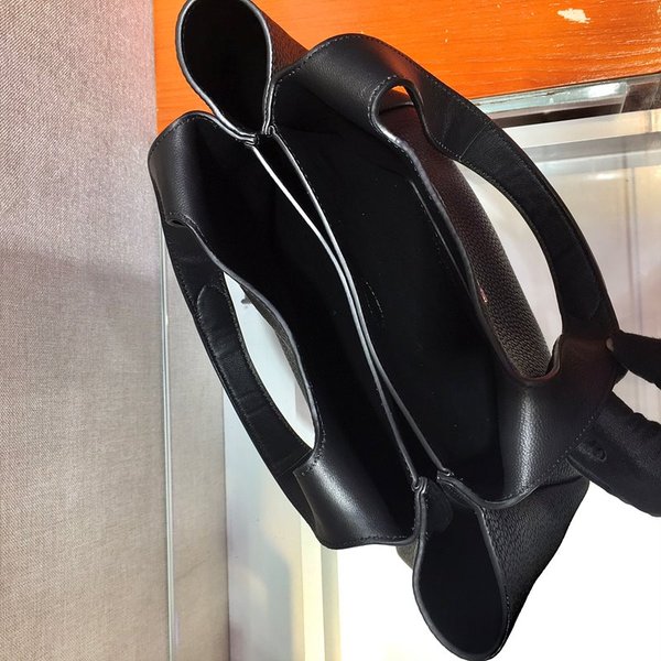 프라다 가죽 토트백 [매장가 425만원대]