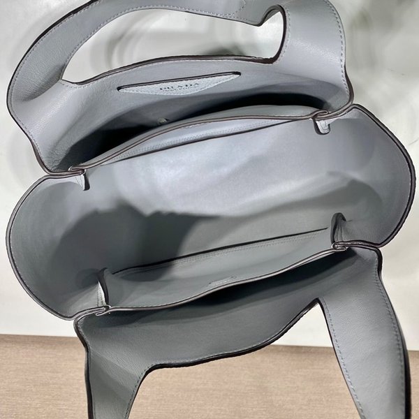 프라다 가죽 토트백 [매장가 425만원대]