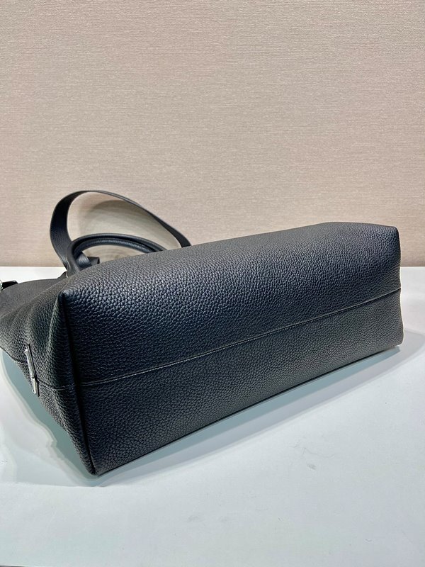 프라다 가죽 토트백 [매장가 425만원대]