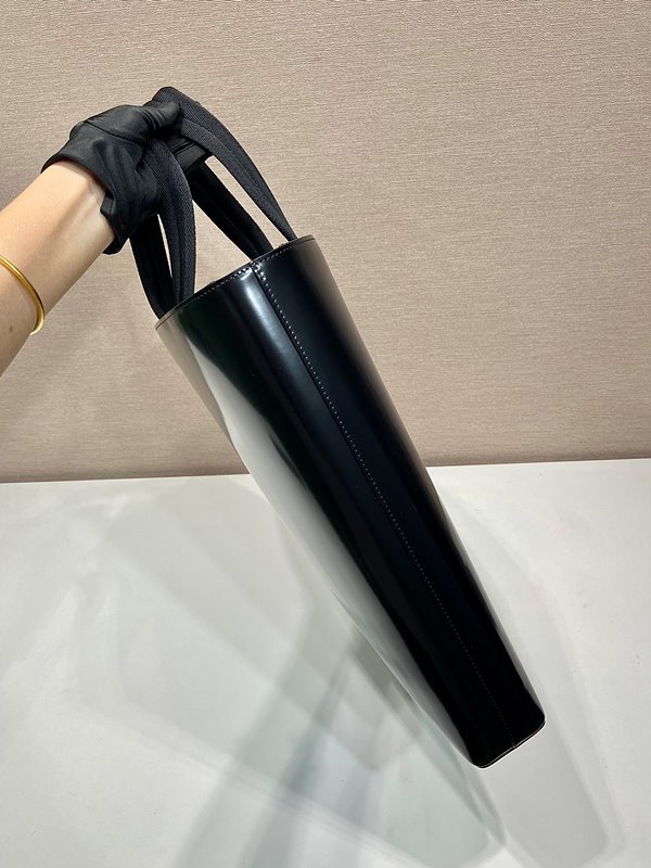 프라다 가죽 토트백 [매장가 485만원대]