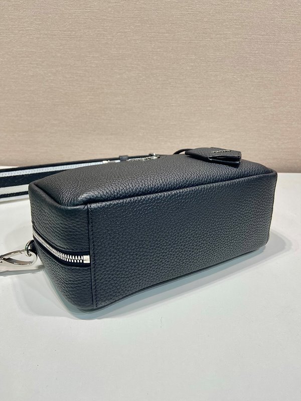 프라다 가죽 탑 핸들백 [매장가 475만원대]