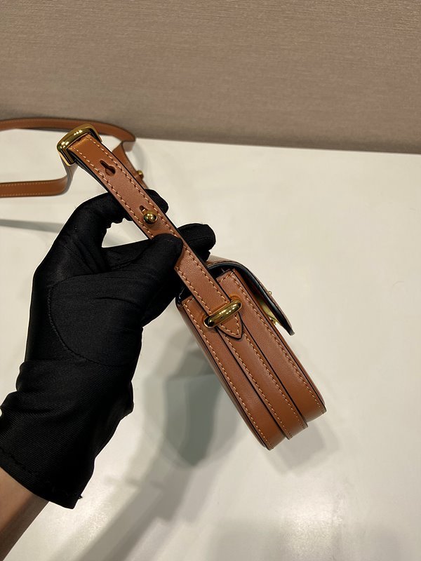 프라다 가죽 숄더백 [매장가 345만원대]