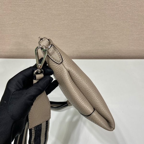 프라다 가죽 숄더백 [매장가 335만원대]