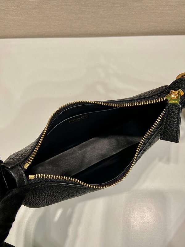 프라다 가죽 숄더백 [매장가 375만원대]