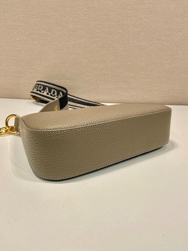 프라다 가죽 숄더백 [매장가 375만원대]