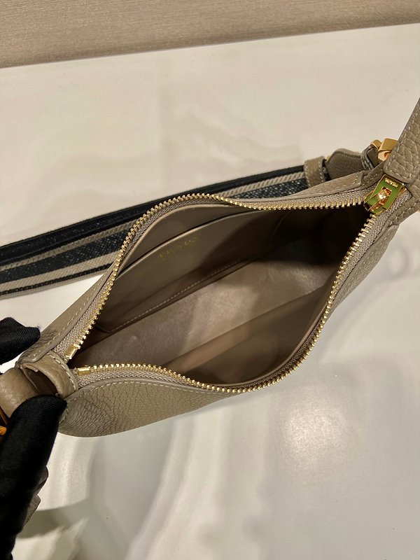 프라다 가죽 숄더백 [매장가 375만원대]