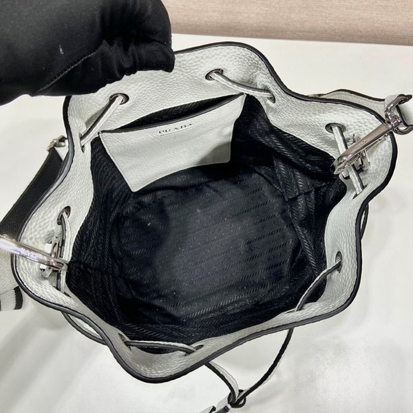 프라다 가죽 버킷백 [매장가 340만원대]