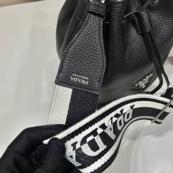 프라다 가죽 버킷백 [매장가 340만원대]