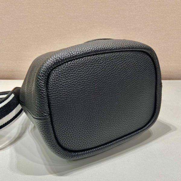 프라다 가죽 버킷백 [매장가 340만원대]