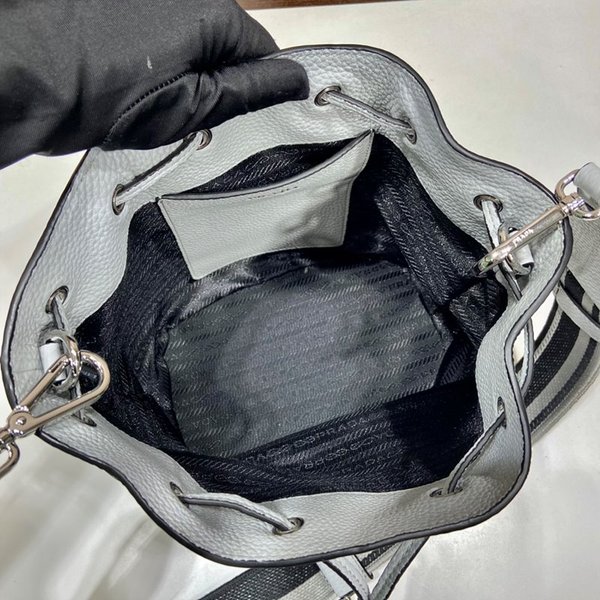 프라다 가죽 버킷백 [매장가 340만원대]