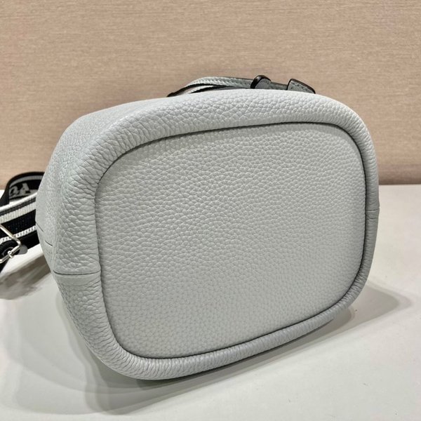 프라다 가죽 버킷백 [매장가 340만원대]