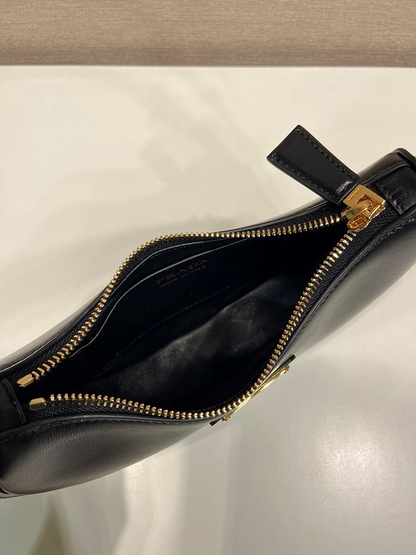 프라다 가죽 미니 숄더백 [매장가 290만원대]