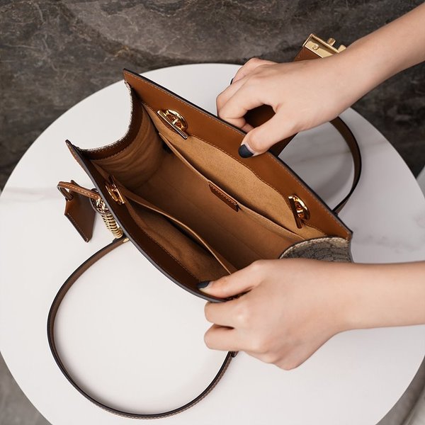 구찌 패들락 GG 수프림 캔버스 숄더백 [매장가 294만원대]