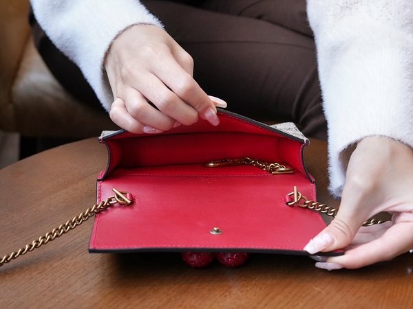 구찌 체리 장식의 GG 수프림 미니 체인백 [매장가 138만원대]