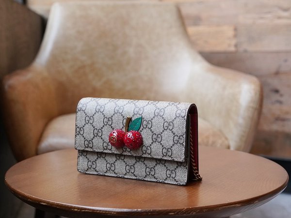 구찌 체리 장식의 GG 수프림 미니 체인백 [매장가 138만원대]