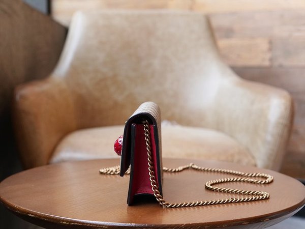 구찌 체리 장식의 GG 수프림 미니 체인백 [매장가 138만원대]