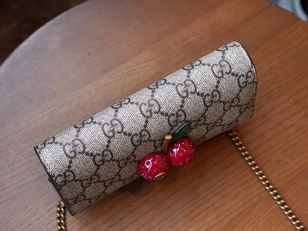 구찌 체리 장식의 GG 수프림 미니 체인백 [매장가 138만원대]