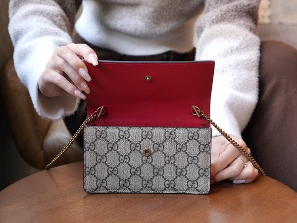 구찌 체리 장식의 GG 수프림 미니 체인백 [매장가 138만원대]