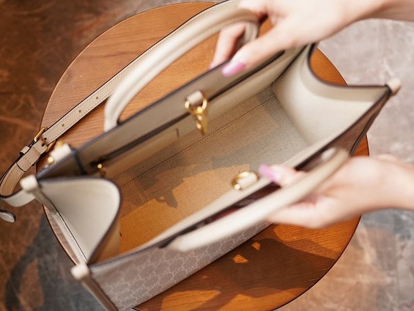 구찌 인터로킹 G 스몰 토트백 [매장가 265만원대]