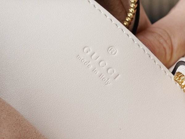 구찌 인터로킹 G 미니 하트 숄더백 [매장가 266만원대]