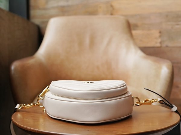 구찌 인터로킹 G 미니 하트 숄더백 [매장가 266만원대]