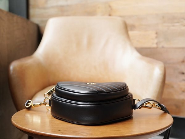 구찌 인터로킹 G 미니 하트 숄더백 [매장가 266만원대]