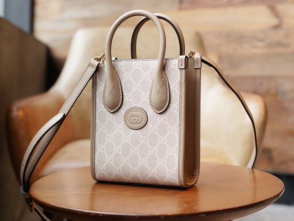 구찌 인터로킹 G 미니 토트백 [매장가 197만원대]